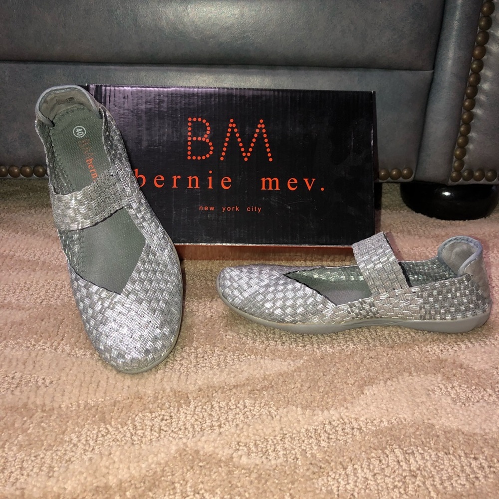 Bernie Mev. Silver sparkle sandals
